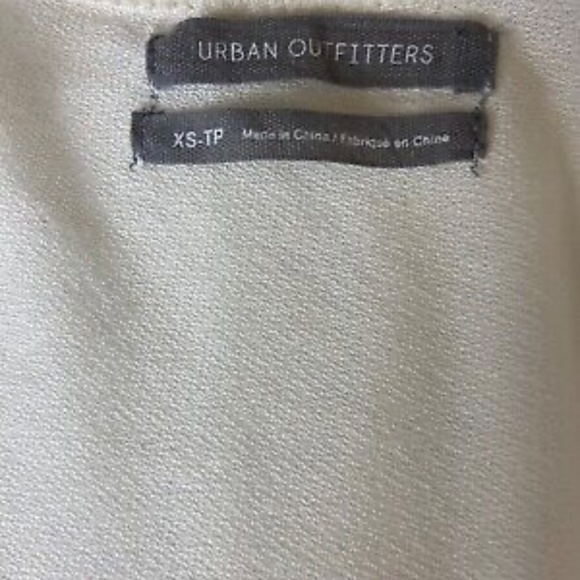 URBAN OUTFITTERS women's wrap blouse top with ruffle sleeve size XS - Picture 5 of 7